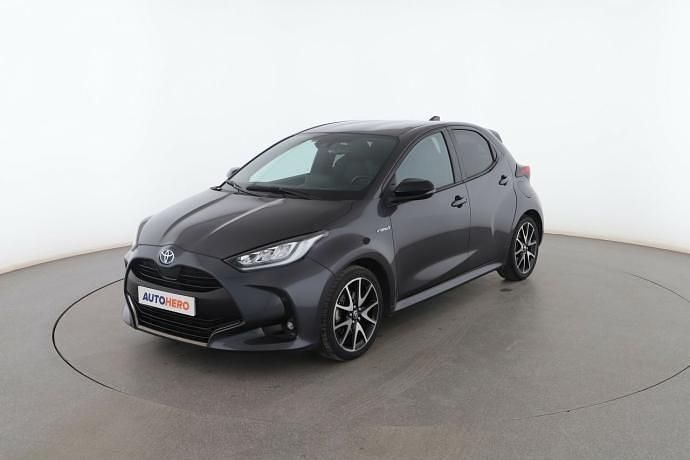 Gris Usado 2021 Toyota Yaris Hybrid Style Berlina | 16.999 € (Precio justo) - Imagen 1/3