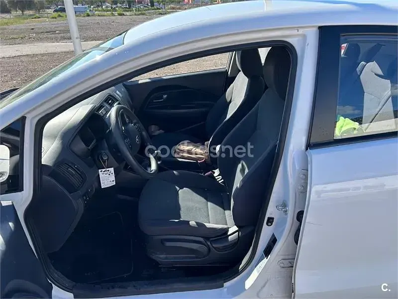 Usado Kia Rio 85 CV (62 kW) 2013 Blanco Berlina