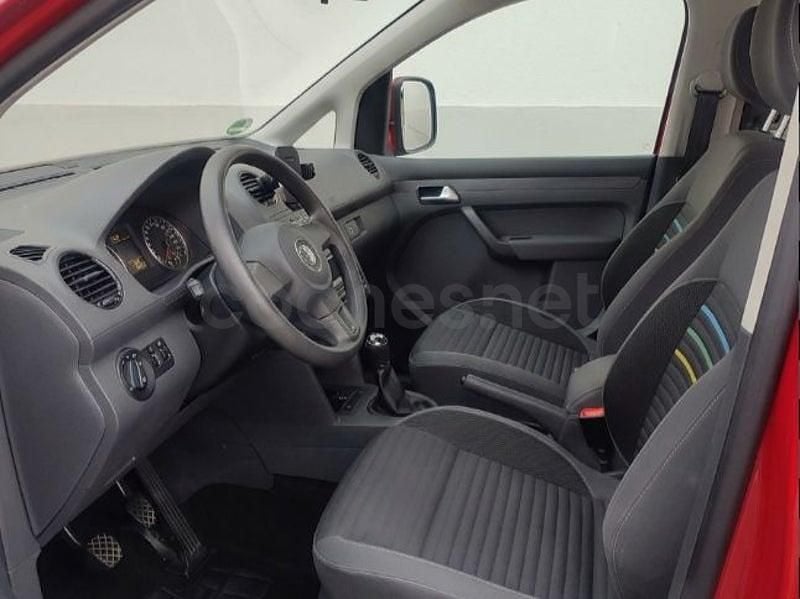 Usado VW Caddy Trendline 105 CV (77 kW) 2014 Rojo Monovolumen