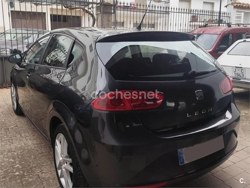 Usado Seat Leon Style 105 CV (77 kW) 2011 Negro Berlina