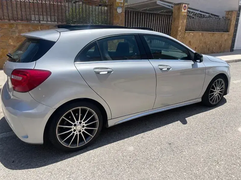 Usado Mercedes A180 AMG line 109 CV (80 kW) 2015 Gris / plata Utilitario