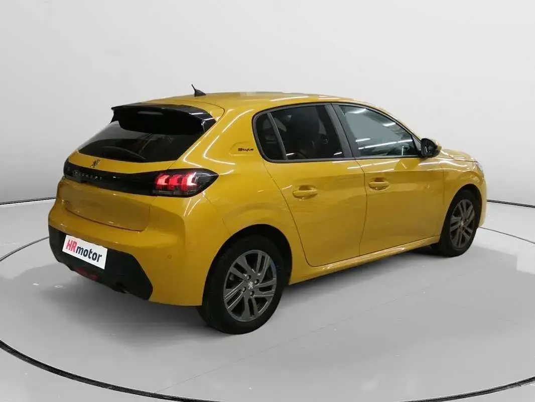 Usado Peugeot 208 Style 102 CV (75 kW) 2021 Amarillo Utilitario