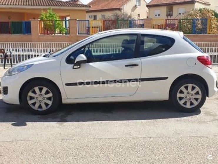 Usado Peugeot 207 70 CV (51 kW) 2010 Blanco Berlina