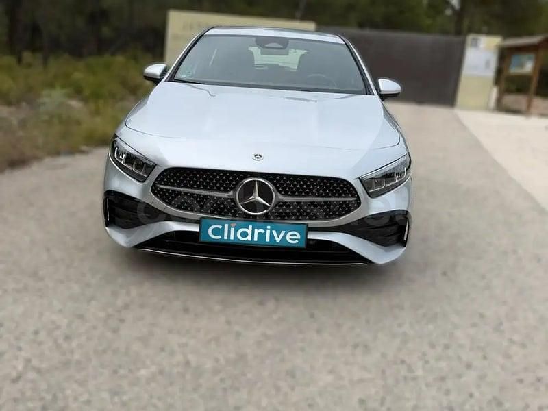 Usado Mercedes A180 116 CV (85 kW) 2023 Gris / plata Berlina