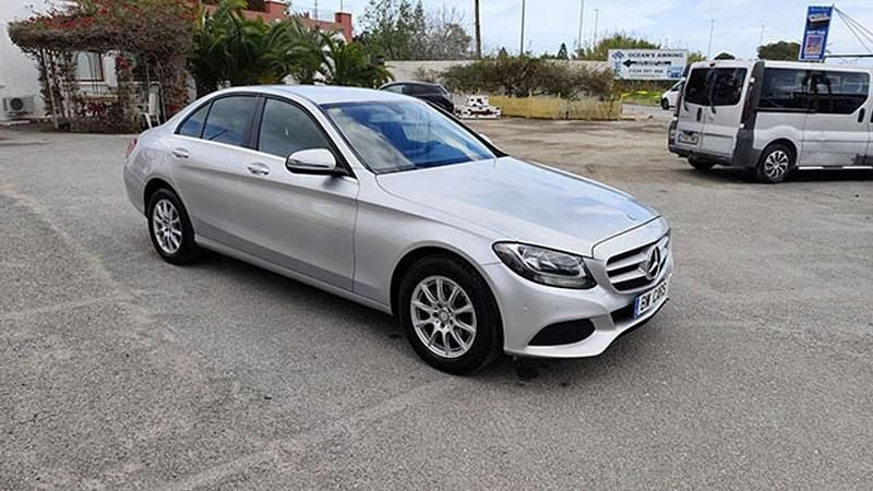 Usado Mercedes C180 116 CV (85 kW) 2017 Plateado Berlina