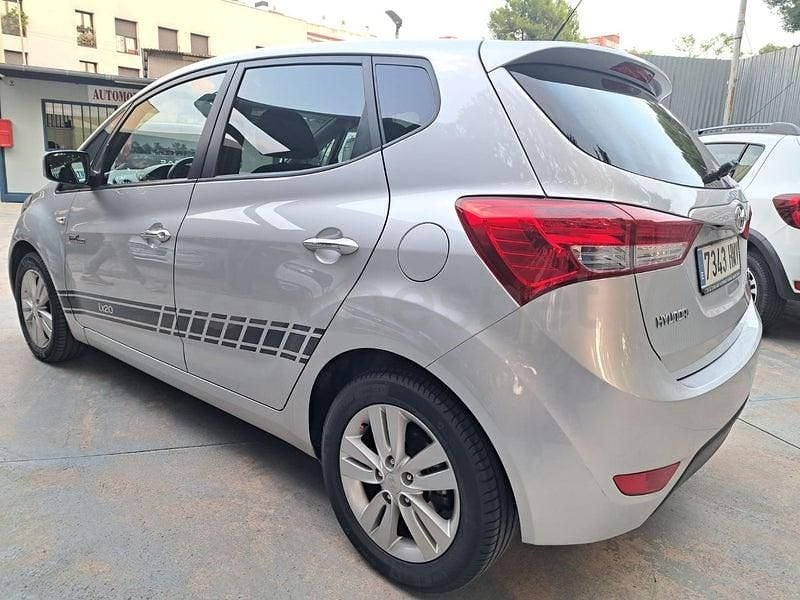 Usado Hyundai ix20 Comfort 115 CV (84 kW) 2012 Gris / plata Utilitario