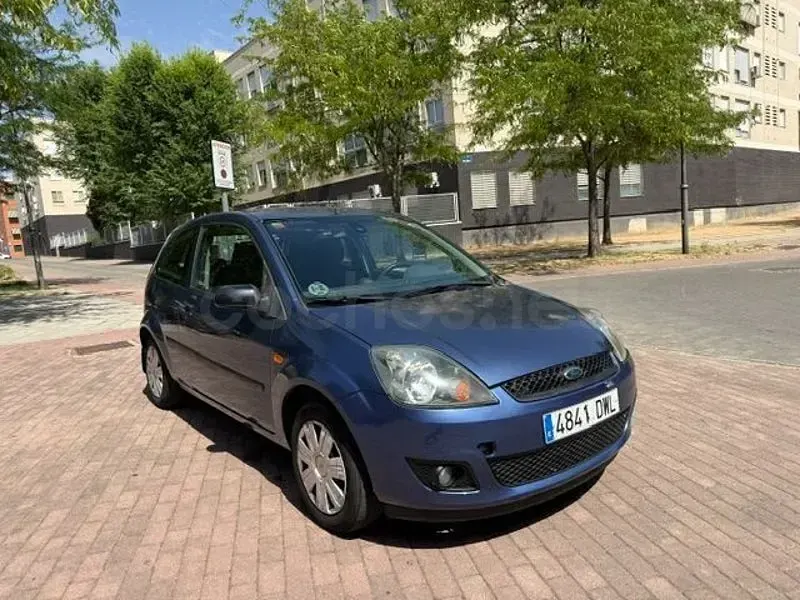 Usado Ford Fiesta Ambiente 68 CV (50 kW) 2006 Azul Utilitario