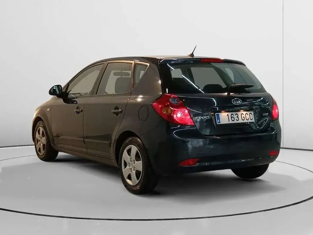 Usado Kia Ceed Active 116 CV (85 kW) 2008 Negro Utilitario