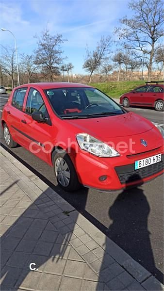 Rojo Usado 2011 Renault Clio II Expression Berlina | 2790 € (Buen precio) - Imagen 1/4