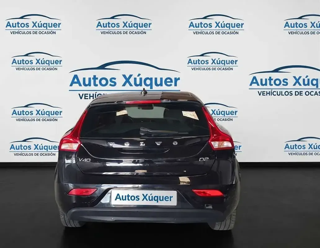 Usado Volvo V40 Momentum 120 CV (88 kW) 2017 Negro Utilitario