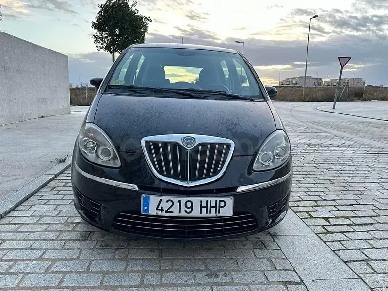 Usado Lancia Musa Gold 95 CV (69 kW) 2011 Negro Monovolumen