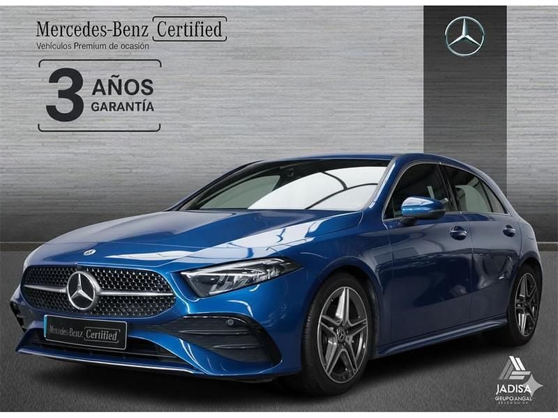Azul espectra Usado 2024 Mercedes A180 AMG line Berlina | 29.990 € (Super precio) - Imagen 1/4