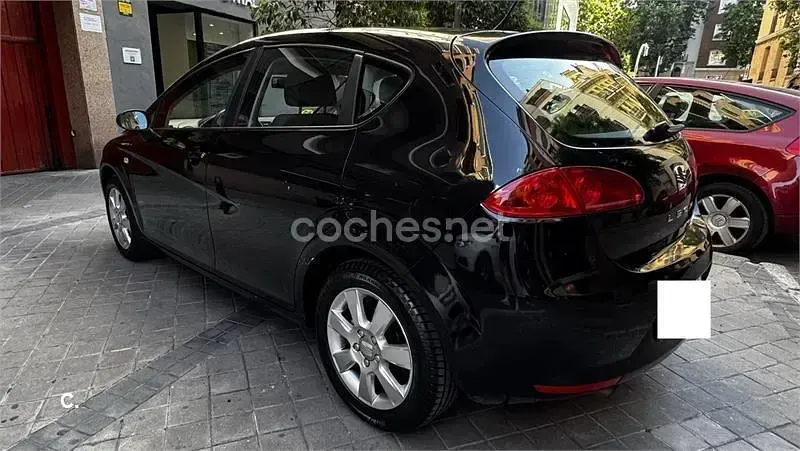 Usado Seat Leon Ecomotive 105 CV (77 kW) 2008 Negro Utilitario
