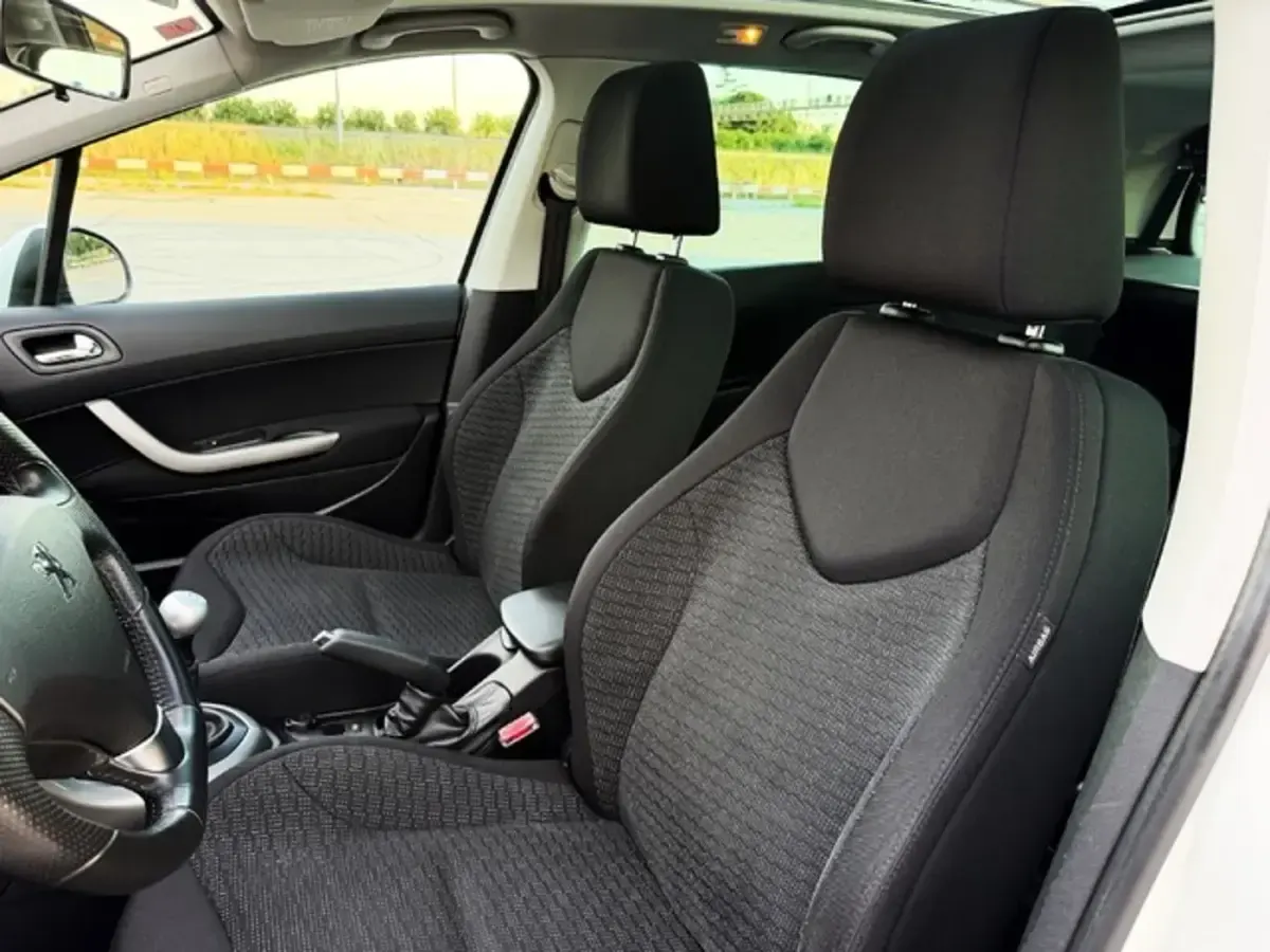 Usado Peugeot 308 SW Active 120 CV (88 kW) 2011 Blanco Familiar