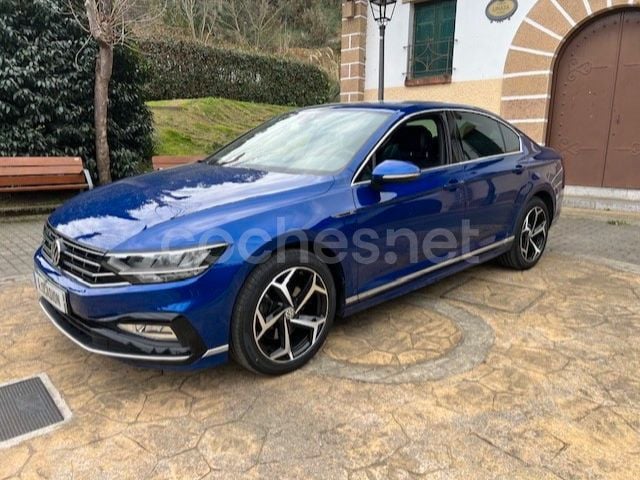 Azul Usado 2020 VW Passat R-line Berlina | 23.999 € (Un poco caro) - Imagen 1/4