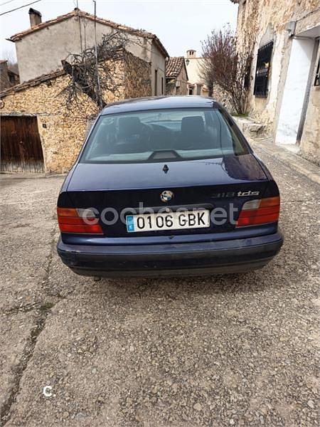 Usado BMW 318 90 CV (66 kW) 1996 Azul Berlina