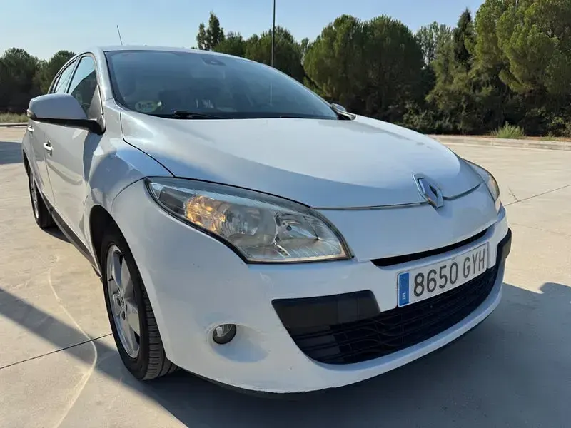 Usado Renault Mégane III Dynamique 105 CV (77 kW) 2010 Blanco Berlina