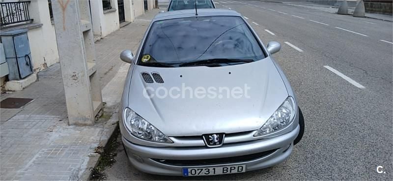 Usado Peugeot 206 110 CV (80 kW) 2001 Gris / plata Descapotable