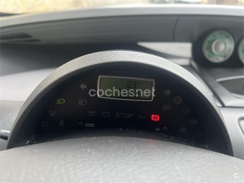 Gris / plata Usado 2003 Peugeot 807 Monovolumen | 8500 € - Imagen 1/4