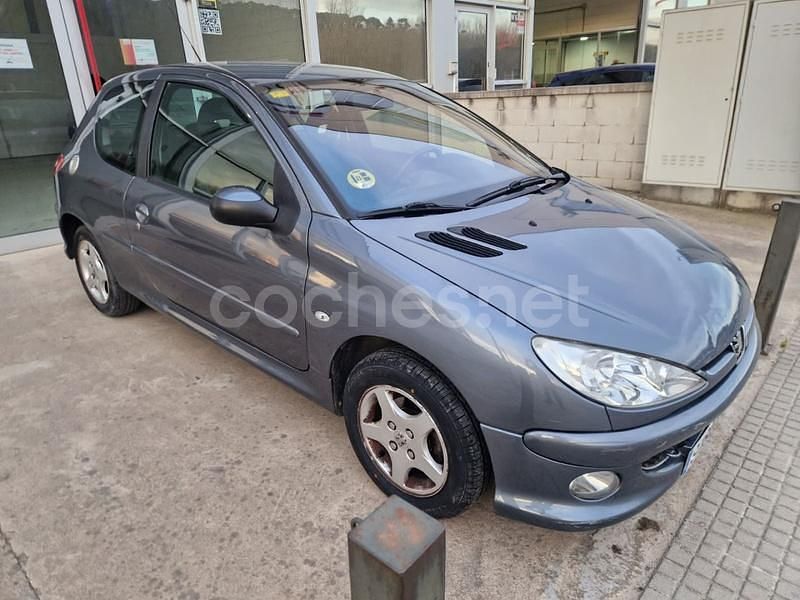 Usado Peugeot 206 70 CV (51 kW) 2007 Gris / plata Berlina