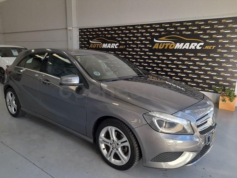 Usado Mercedes A180 Urban 109 HP (80 kW) 2014 Cinzento Sedan