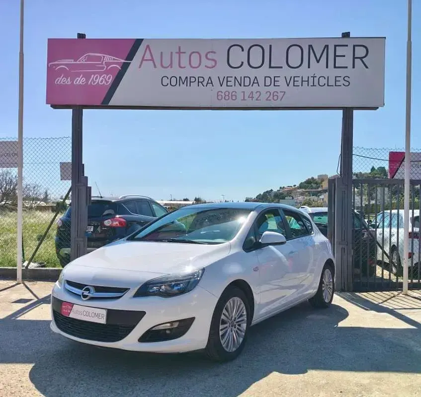 Usado Opel Astra Selective 140 CV (102 kW) 2015 Blanco Utilitario