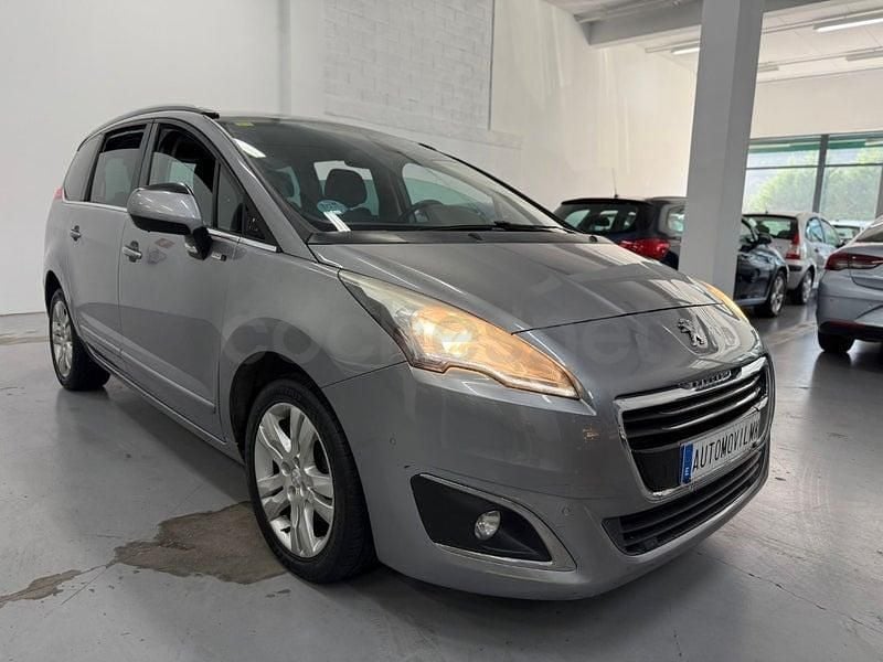 Usado Peugeot 5008 Style 120 CV (88 kW) 2016 Gris / plata Monovolumen