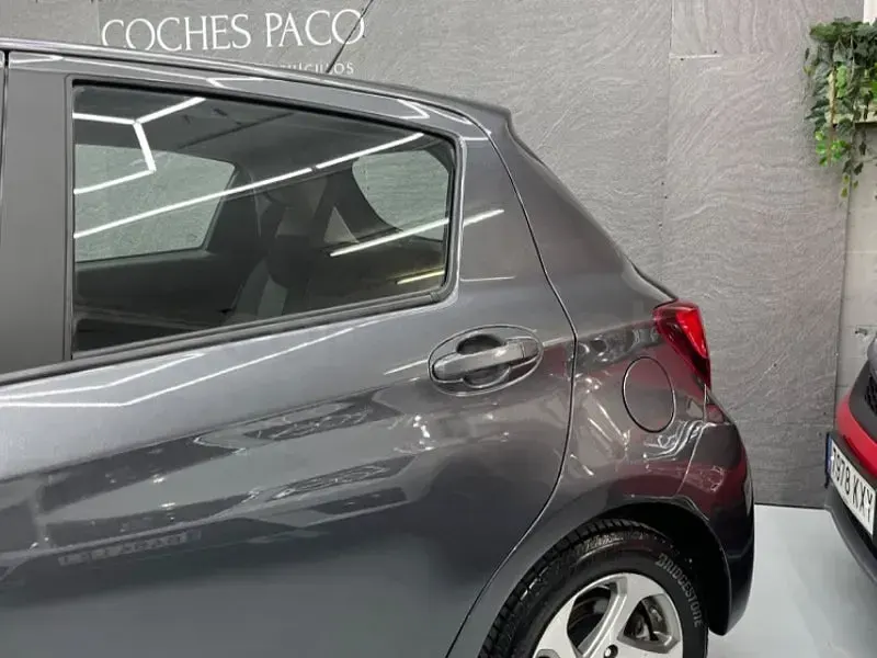 Usado Toyota Yaris Hybrid Advance 100 CV (73 kW) 2016 Gris / plata Berlina