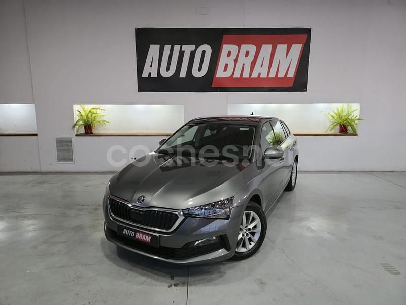 Gris / plata Usado 2023 Skoda Scala Ambition Utilitario | 13.990 € (Buen precio) - Imagen 1/4