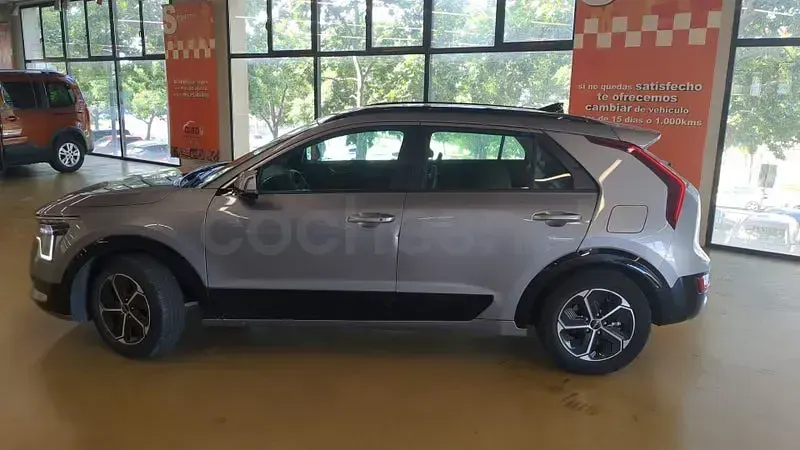 Usado Kia Niro 141 CV (103 kW) 2022 Gris / plata SUV