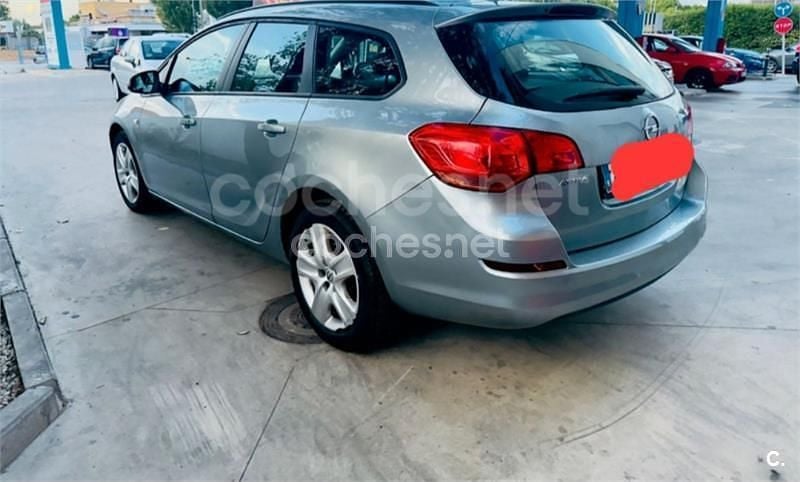 Usado Opel Astra Selective 110 CV (80 kW) 2012 Gris / plata Berlina