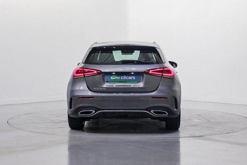 Usado Mercedes A250 218 CV (160 kW) 2021 Gris / plata Berlina