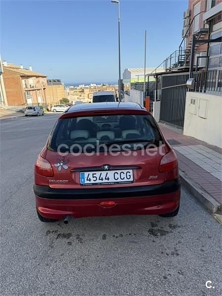 Usado Peugeot 206 110 CV (80 kW) 2002 Rojo Berlina