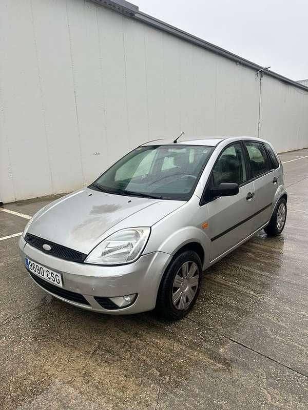 Usado Ford Fiesta Trend 68 CV (50 kW) 2004 Gris Utilitario