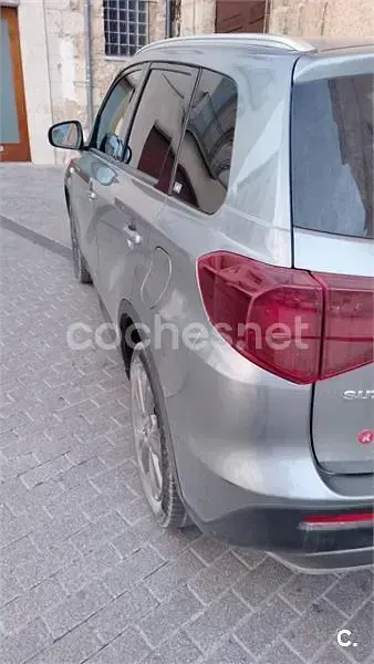 Usado Suzuki Vitara 129 CV (94 kW) 2021 Gris / plata SUV