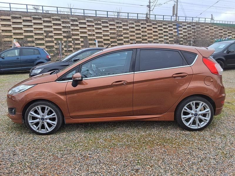 Usado Ford Fiesta 100 CV (73 kW) 2013 Marron
