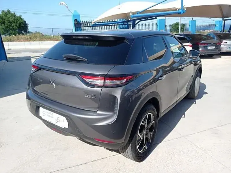 Usado DS Automobiles DS3 Crossback So Chic 110 CV (80 kW) 2021 Gris / plata SUV