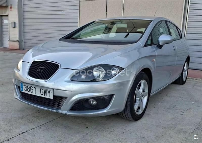 Usado Seat Leon Style 105 CV (77 kW) 2011 Gris / plata Utilitario