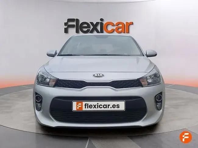 Usado Kia Rio 100 CV (73 kW) 2020 Gris