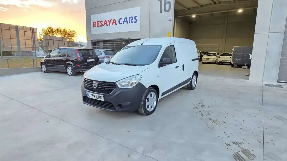 Usado Dacia Dokker Essentiel 102 CV (75 kW) 2020 Blanco Monovolumen