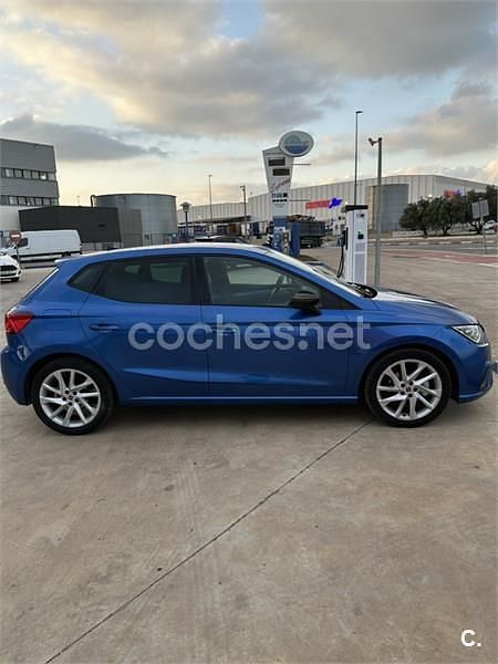 Usado Seat Ibiza FR 110 CV (80 kW) 2022 Azul Berlina