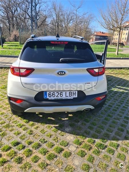 Usado Kia Stonic 120 CV (88 kW) 2019 Gris / plata SUV