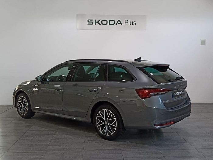 Gris Usado 2024 Skoda Octavia Selection Familiar | 29.400 € (Precio justo) - Imagen 1/4