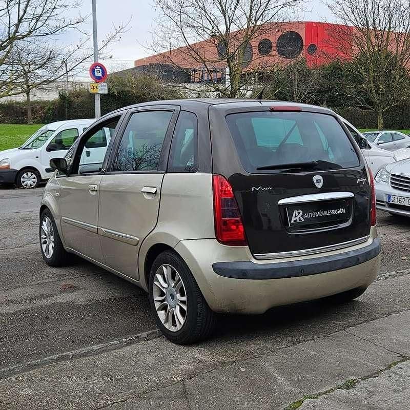 Usado Lancia Musa 101 CV (74 kW) 2006 Marrón Monovolumen