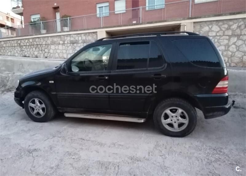 Usado Mercedes ML270 163 CV (119 kW) 2000 Negro SUV