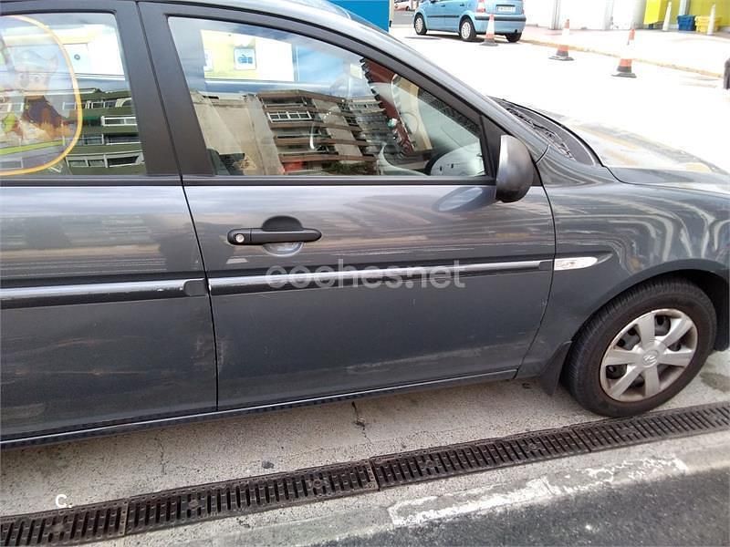Usado Hyundai Accent 97 CV (71 kW) 2007 Gris / plata Berlina
