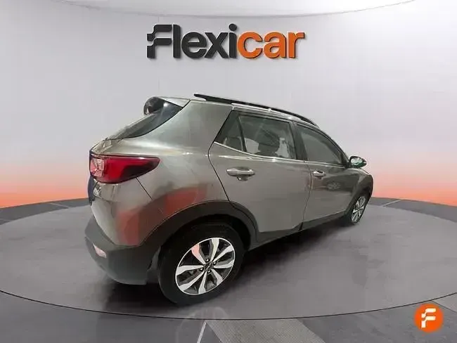 Usado Kia Stonic 100 CV (73 kW) 2024 Gris SUV