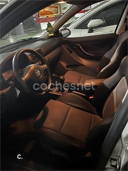 Usado Seat Leon 90 CV (66 kW) 2003 Gris / plata Utilitario