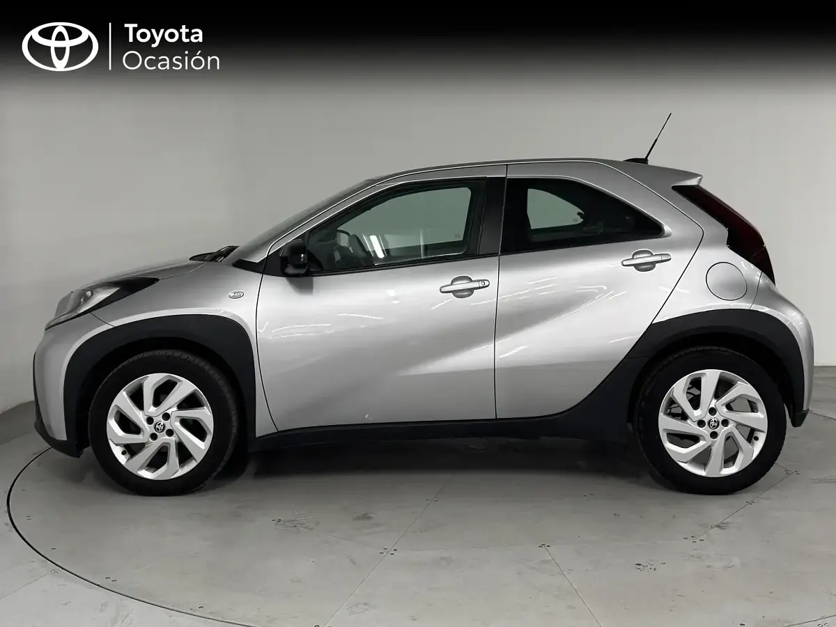 Usado Toyota Aygo X Play 72 CV (52 kW) 2024 Gris / plata SUV