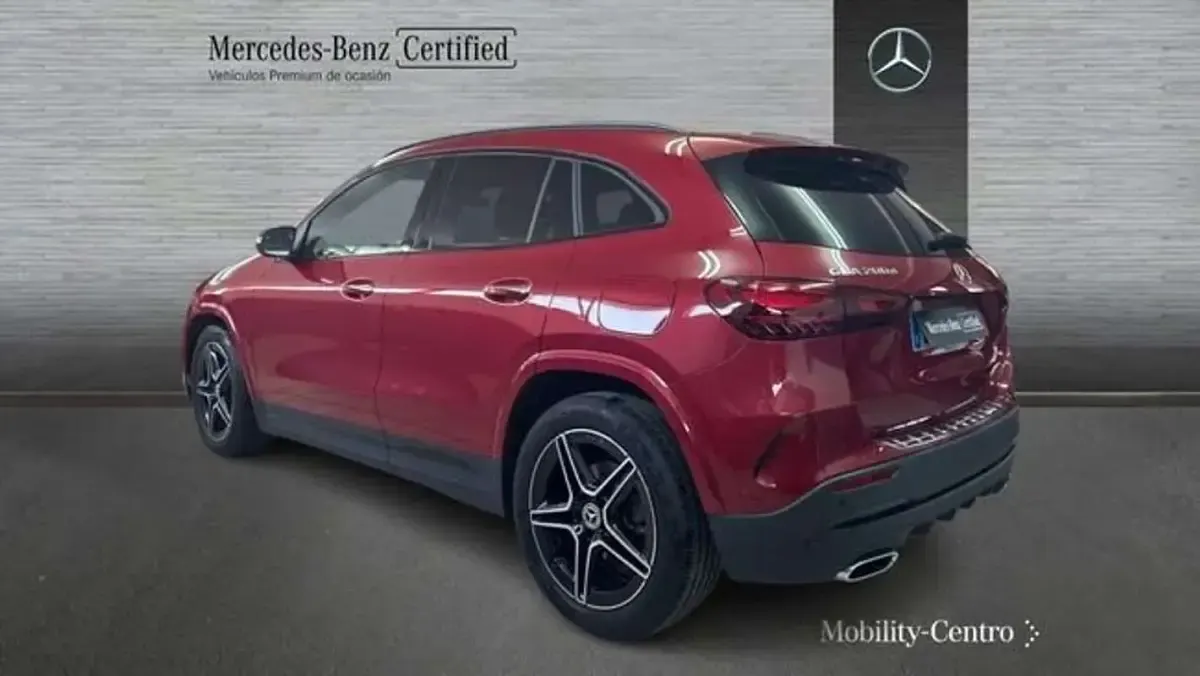 Usado Mercedes GLA200 150 CV (110 kW) 2025 Rojo SUV